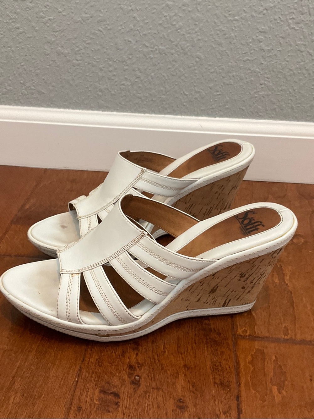 Sofft wedge white leather sandals 9.5